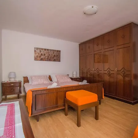 1 Apartment *