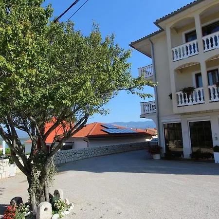 Apartment Dobrinj 1 *